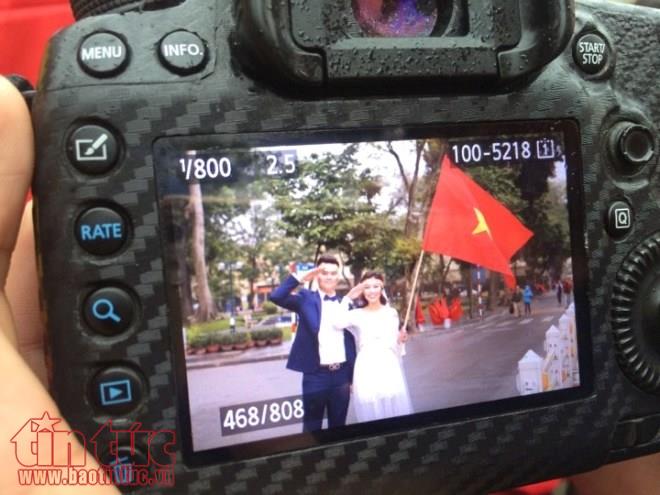 Đôi trẻ hòa mình chụp ảnh cưới trong hàng nghìn cổ động viên U23 Việt Nam ảnh 4